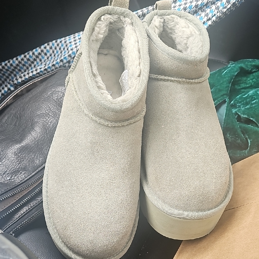 Ugg Cozy Suede Ankle Platform Boots in Light Mint Green 8 Excellent